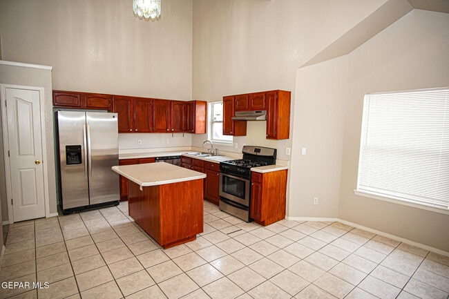 Building Photo - 13944 Roslyn Dr