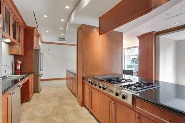 Building Photo - 2 Bedroom, 2 Bathroom Spacious Condo with Dining & Living Room within Heart of Buckhead