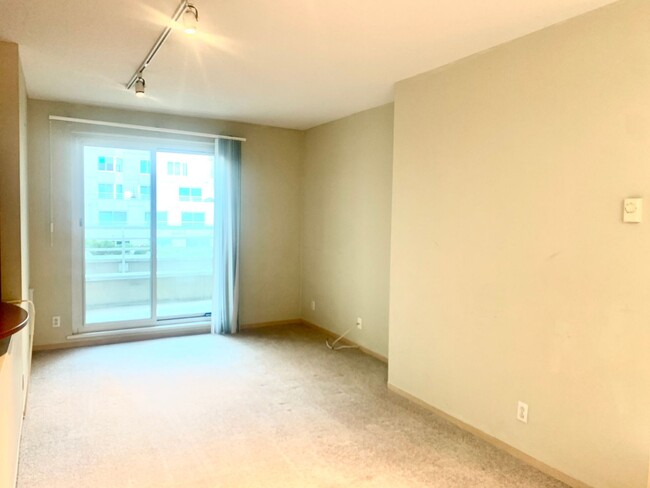 Building Photo - Quiet one Bedroom condo in Doorman Buildin...