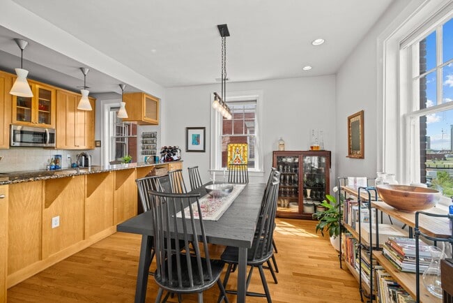 Building Photo - Amazing Garden-Style Condo Available NOW! ...