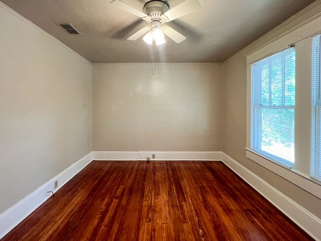 Building Photo - PET FRIENDLY Recently Updated 4-Bedroom, 3...