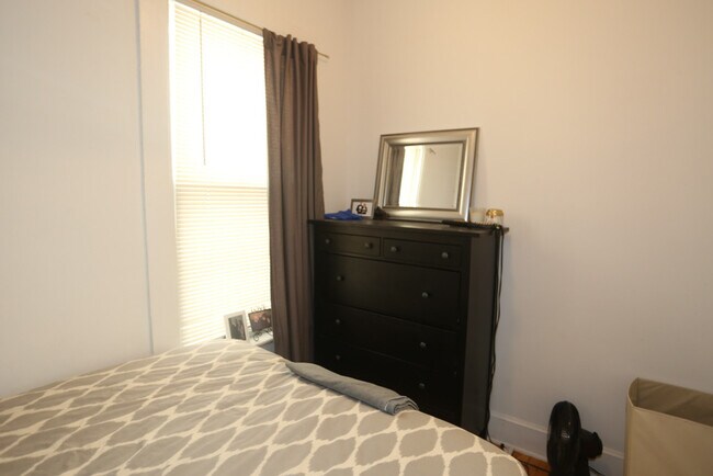 Building Photo - 430 S Racine Ave