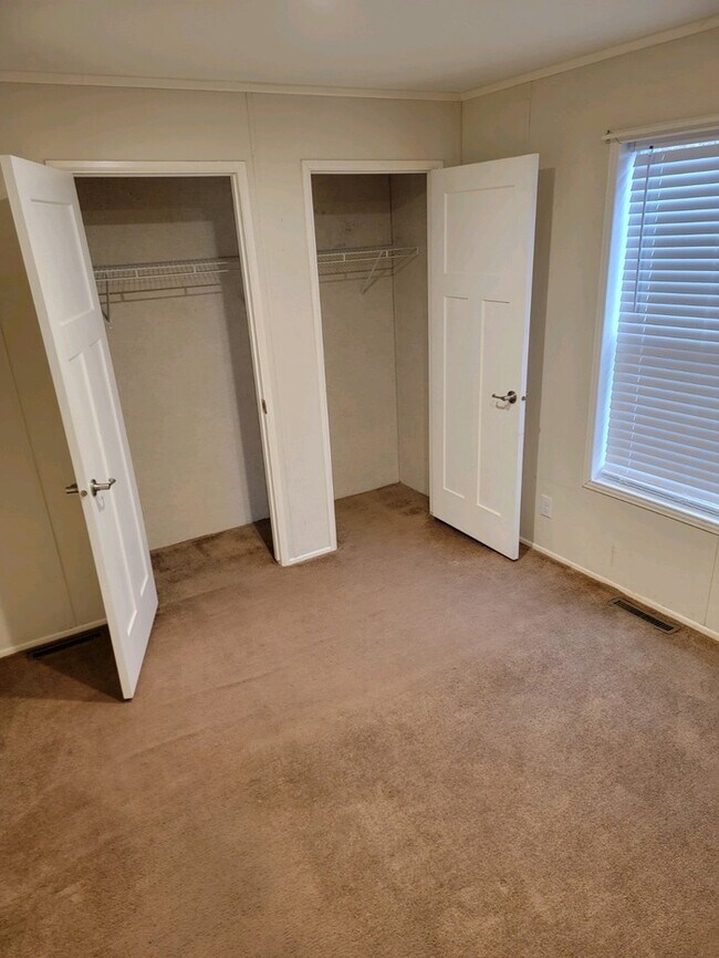 Building Photo - 2 Bedroom/1 Bathroom Mobile Home