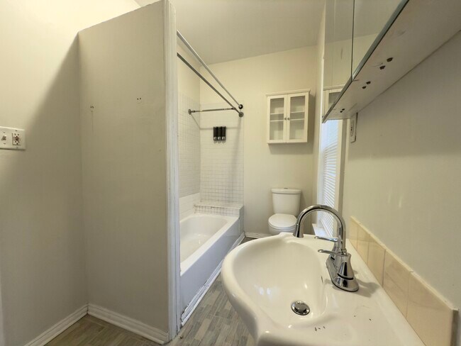 Building Photo - 1200 Ada St