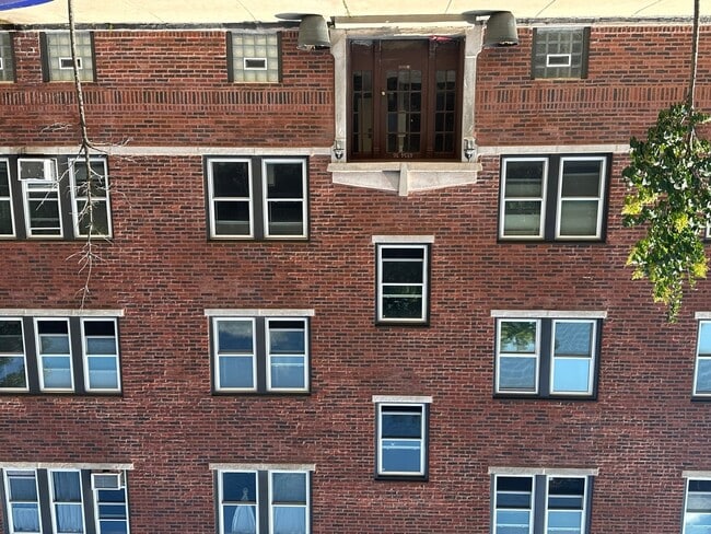 Building Photo - 2501 W Cullom Ave