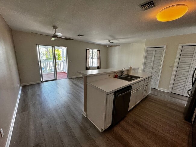 Building Photo - Key West Condo For Rent