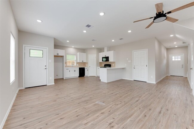 Building Photo - 8202 Homewood Ln