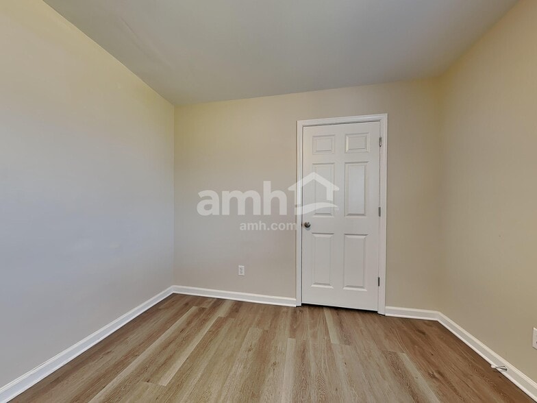 Building Photo - 2 Crystal Lake Dr