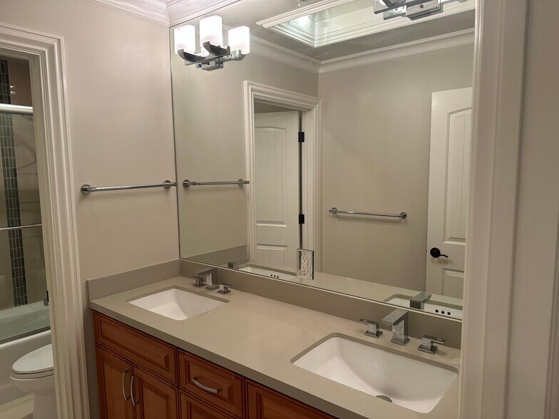 Building Photo - 410 Alger Dr