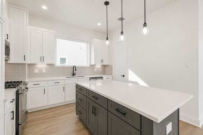 Building Photo - 8315 Brecha Ln