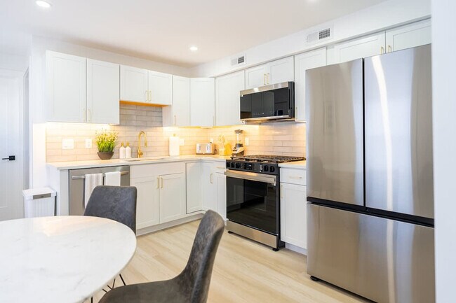 Building Photo - 42 White St Pl