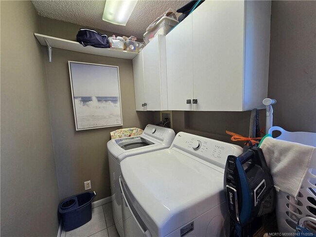 Building Photo - 5564 NE Gulfstream Way