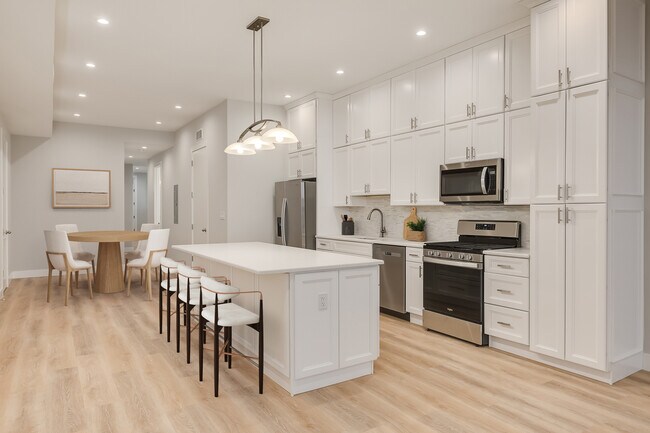 Building Photo - 864 N State St