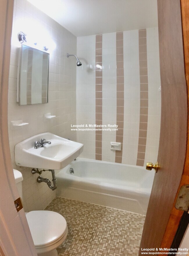 Building Photo - 180 N Beacon St
