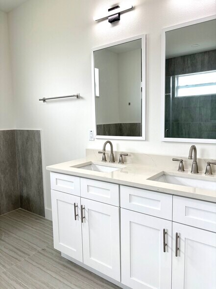 Master room bathroom - 4260 Baudelaire Ct