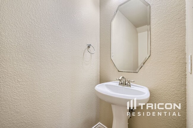 Building Photo - 5001 Pallas Ct