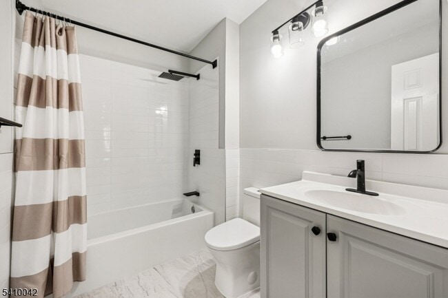 Building Photo - 1075 Ash Dr