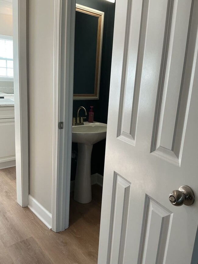 Building Photo - Beautiful 3 Bedroom, 2.5 Bath Townhouse in...