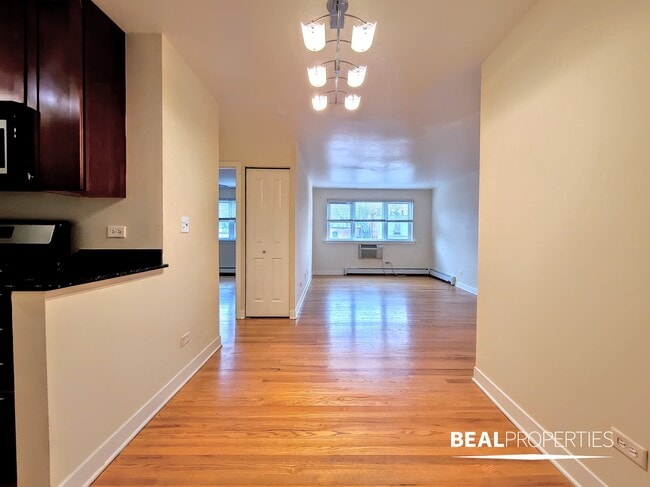 Building Photo - 625 W Wrightwood Ave