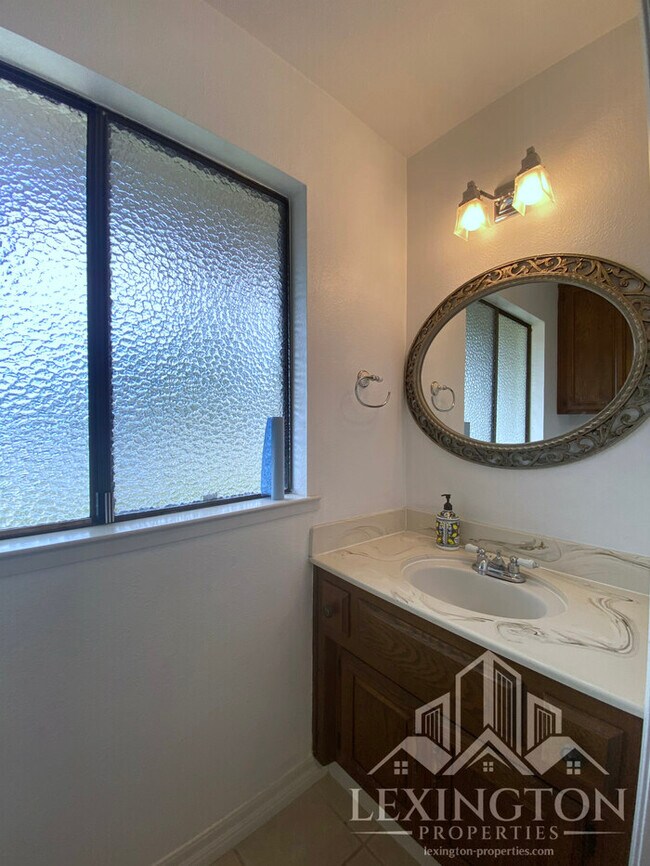 Building Photo - Beautiful, 3BD/2BA +Bonus Rooms, Bungalow ...