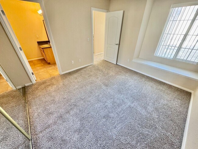 Building Photo - CUTE 2ND FLOOR UNIT, 2 BEDROOM/2 BATH CONDO!