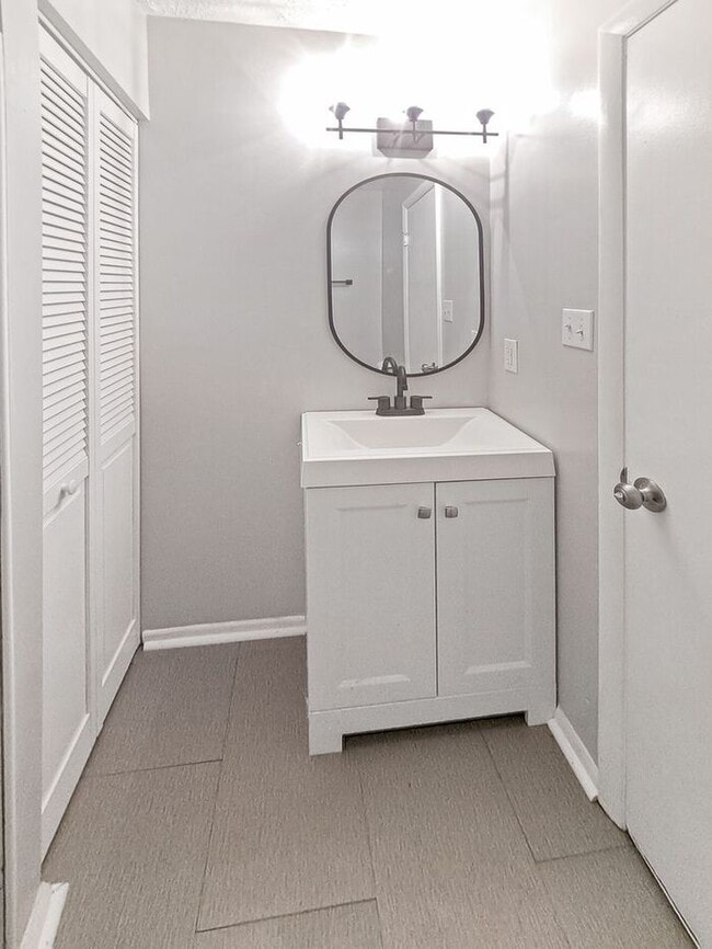 Building Photo - Gorgeous End Unit 2-Level Townhome in Wald...