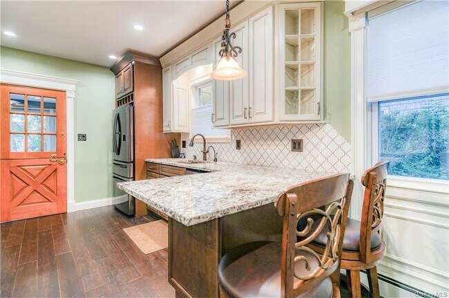 Building Photo - 105 Main St