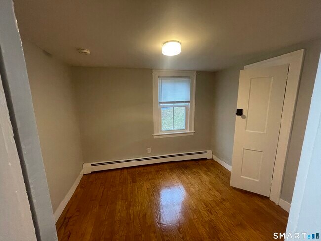 Building Photo - 9 Hicksville Rd