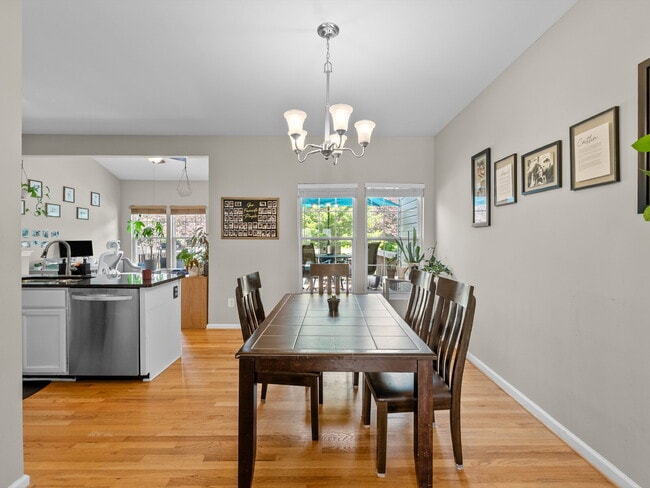 Building Photo - Elegant Colonial Townhome Living in Histor...
