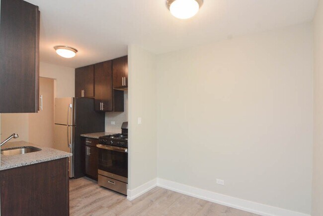 Building Photo - 533 W Surf St