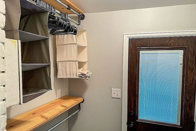 Building Photo - Cozy 1-Bedroom Townhouse Retreat with Granite Touches & Hardwood Elegance in Denver!
