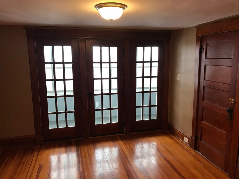 Bed 2 with small sun porch - 12 Hazelwood Ter