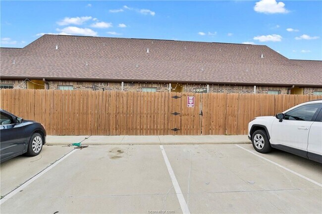 Building Photo - 4 Bed, 4 Bath Barracks Unit for August 202...