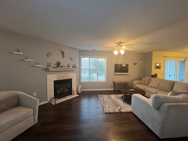 Building Photo - Furnished! Short Term Lease options. Breez...