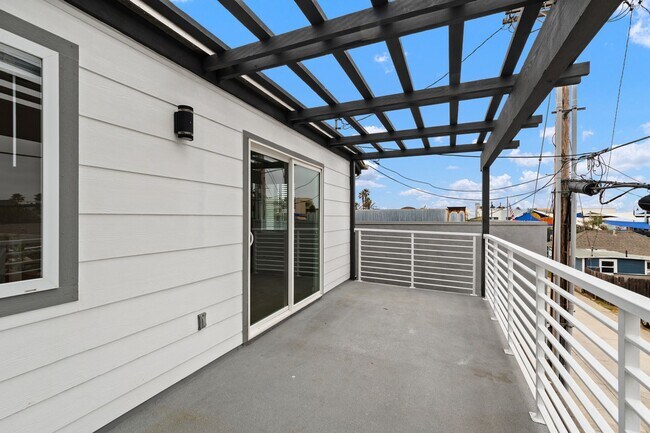 Building Photo - Luxurious Coastal Retreat with Stunning Oc...