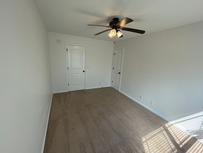 Building Photo - Well-Maintained 3 Bedroom, 2 Bath Home wit...