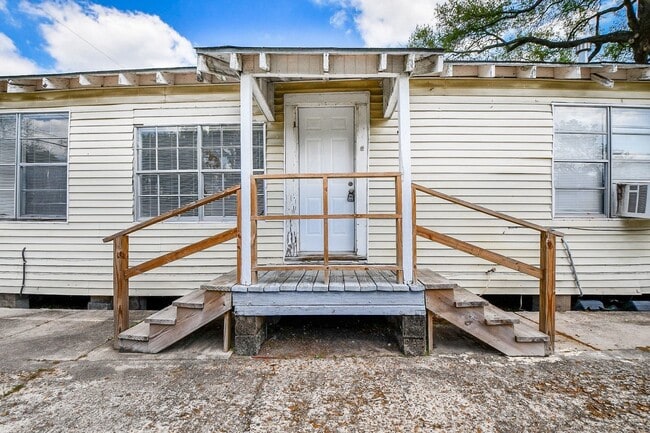 Building Photo - 941 Lucky St