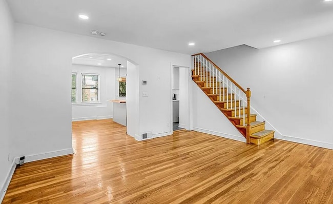 Building Photo - 3 Bedrooms 1.5 Bathrooms Recently Renovated