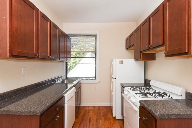Building Photo - 1240 Oak Ave