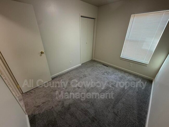 Building Photo - 1145 W Leisher Rd