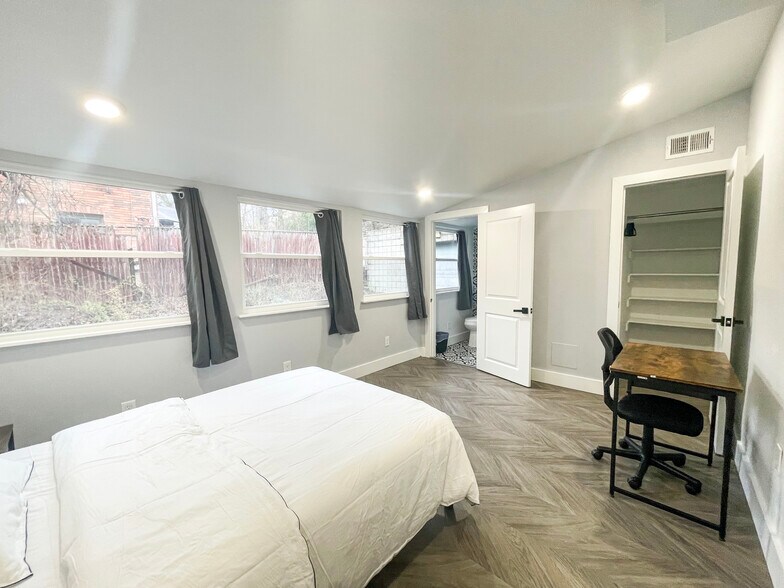 Building Photo - 4027 Beechwood Blvd