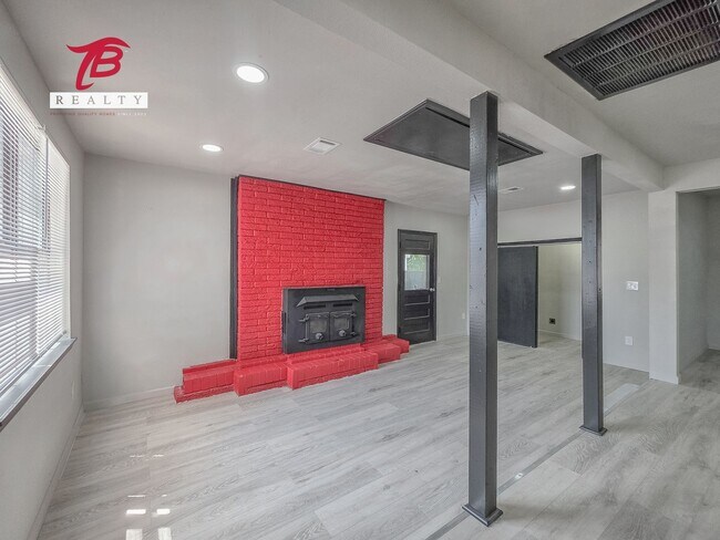 Building Photo - Charming and Newly Renovated 4-Bedroom Hom...