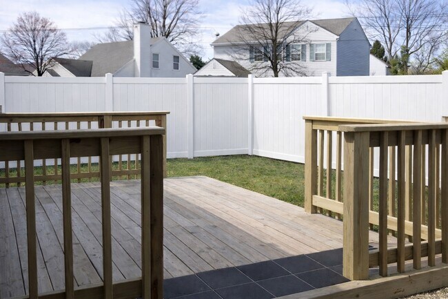 Building Photo - 734 Burgess Ave