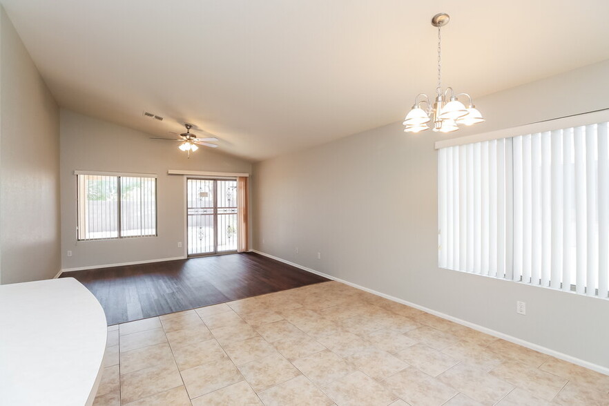 Building Photo - 1069 E Nardini St