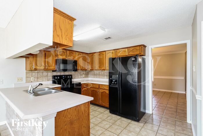 Building Photo - 9689 Kingsridge Dr