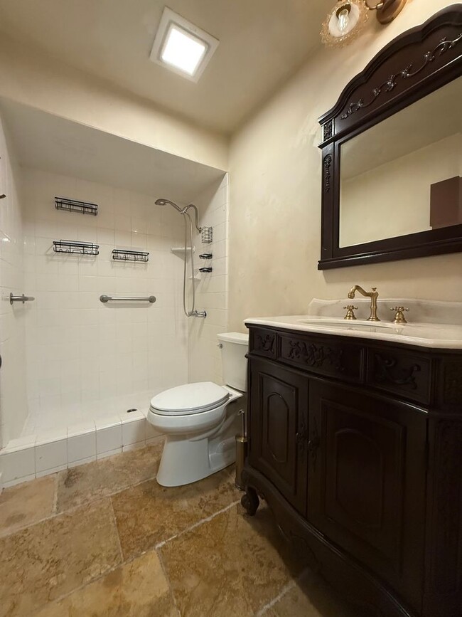 Building Photo - Beautifully updated condo!