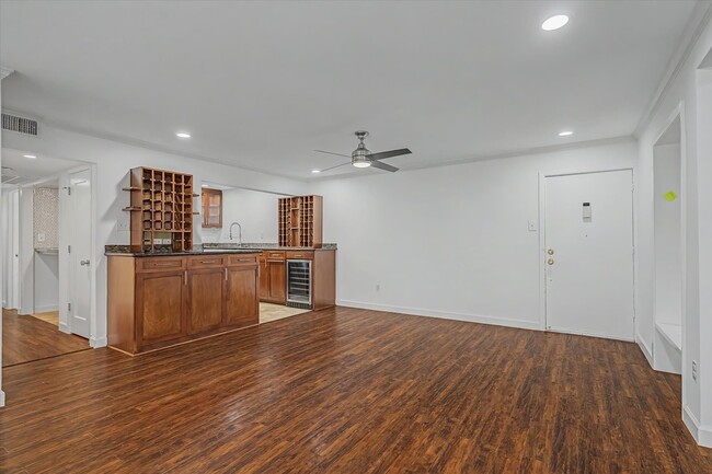 Building Photo - 7575 Katy Fwy