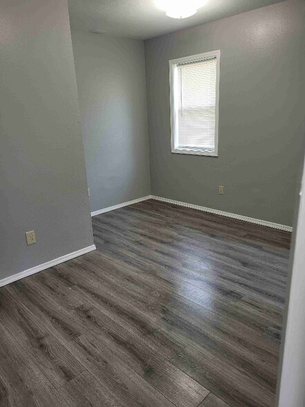 Building Photo - 1926 SW Reindeer Ave