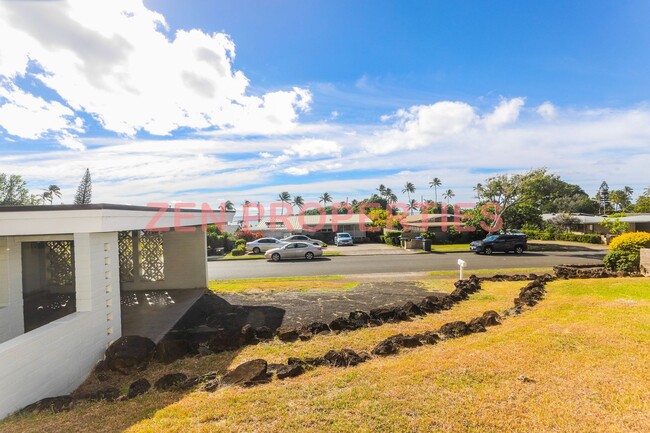 Building Photo - Lower Waialae Iki 3 Bedroom, 2 Bath Single...