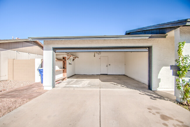 Building Photo - 802 W Palomino Dr